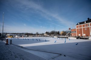 Vattnet vid hamnen som är igenfruset.