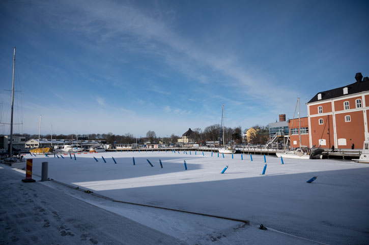 Vattnet vid hamnen som är igenfruset.