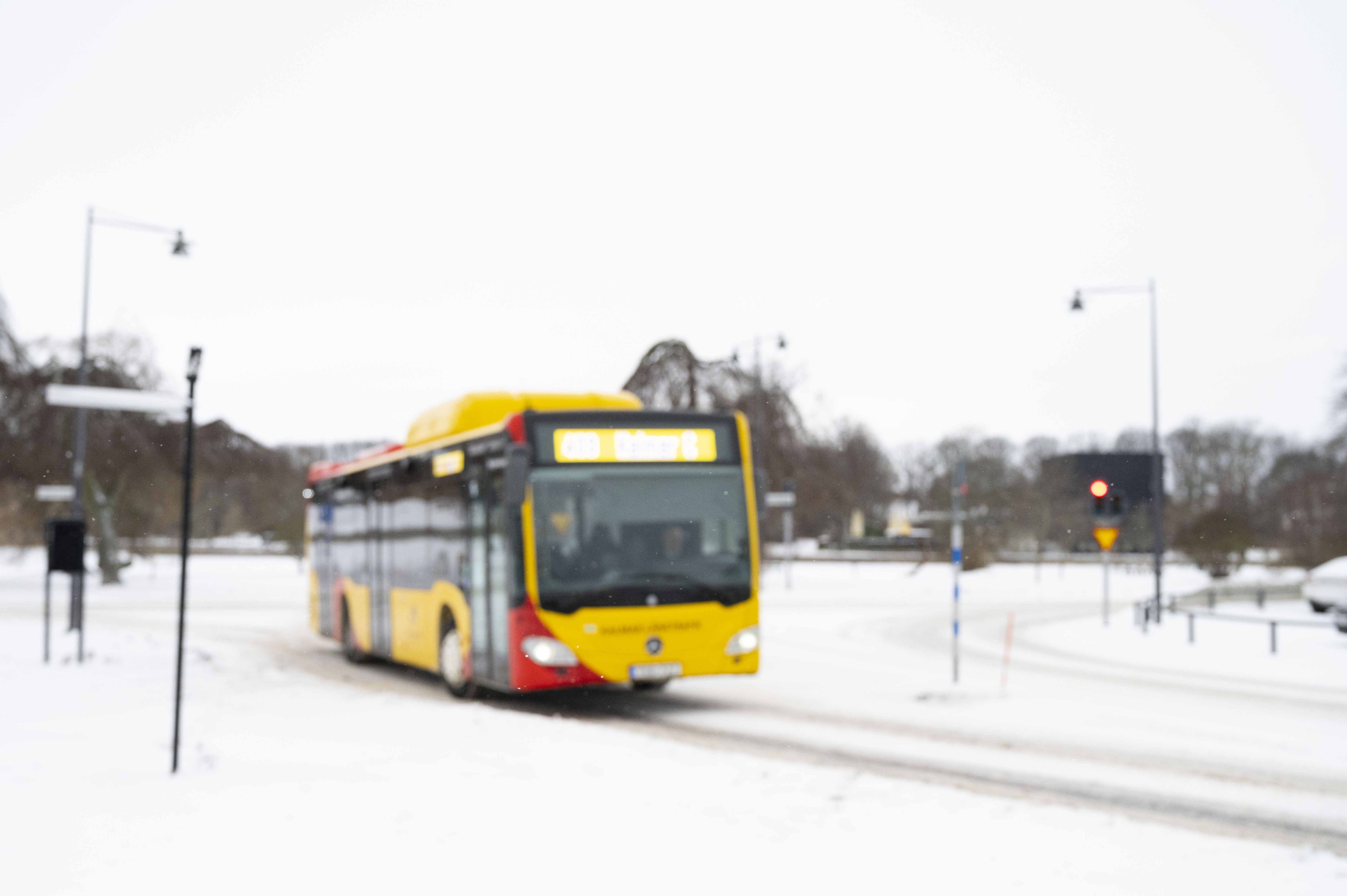 Kalmar Länstrafik buss åker på väg.