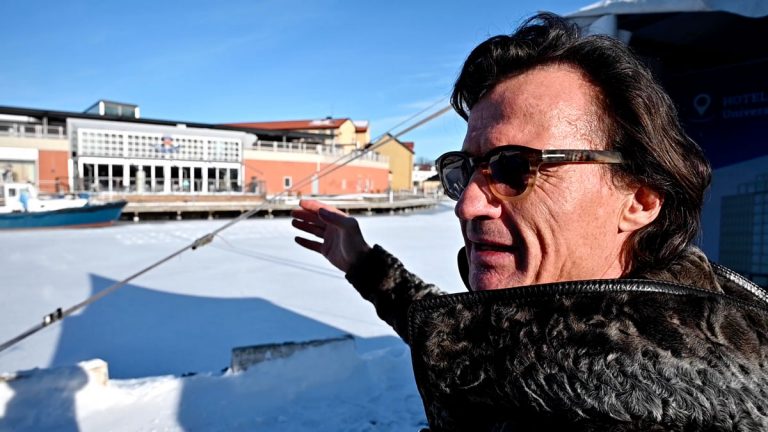 Petter Stordalen pekar ut över vattnet.