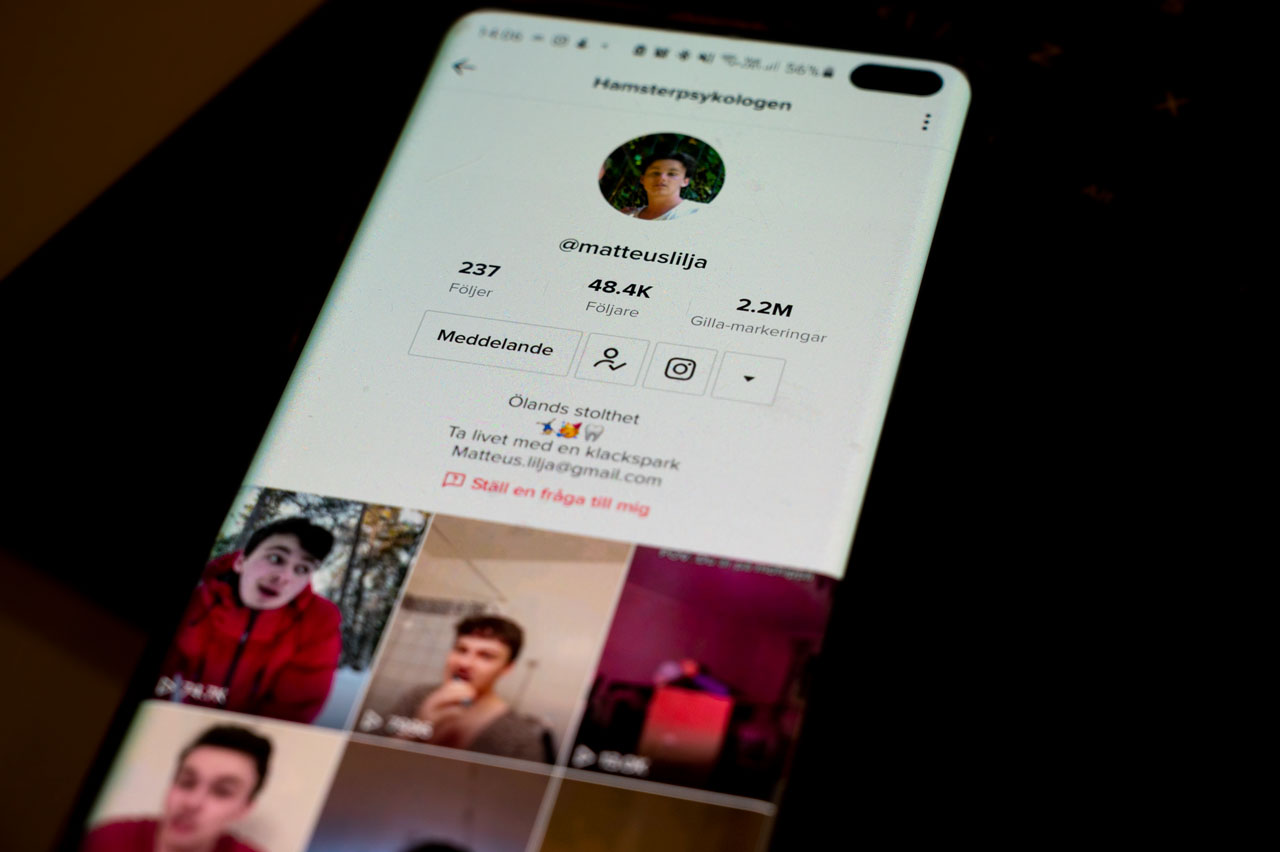 Bild på telefon med Matteus Lilja profilsida på TikTok där man kan se hans antal följare på 48 tusen.