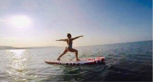 Här utövar Linda SUP Yoga.