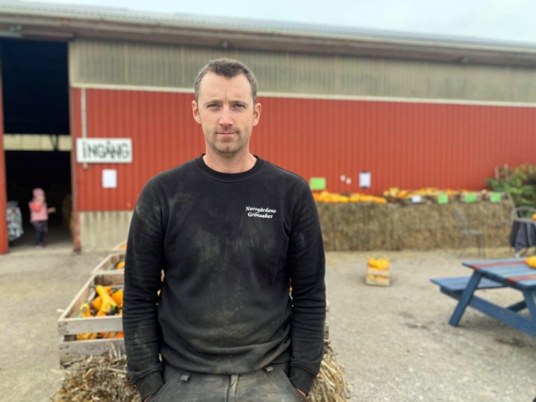 Bonden Niklas Petersson står utanför sin gårdsbutik på södra Öland.