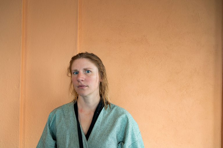 Porträtt på kvinna i halvbild