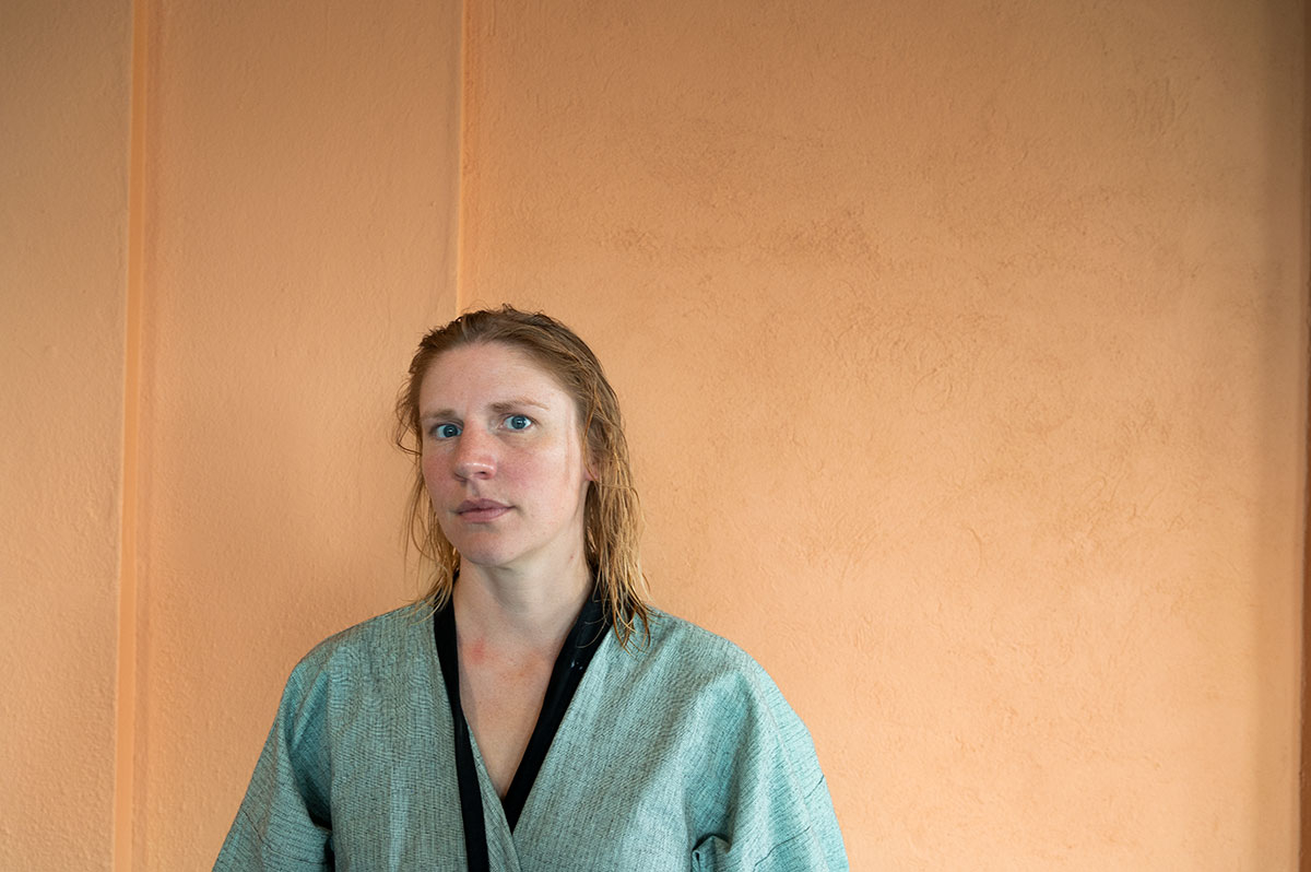 Porträtt på kvinna i halvbild