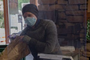 Anki Andersson jobbar som butiksbiträde