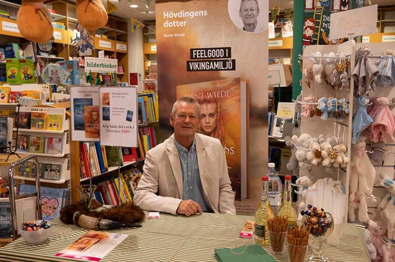 Bernt Wiede vid signeringsbordet