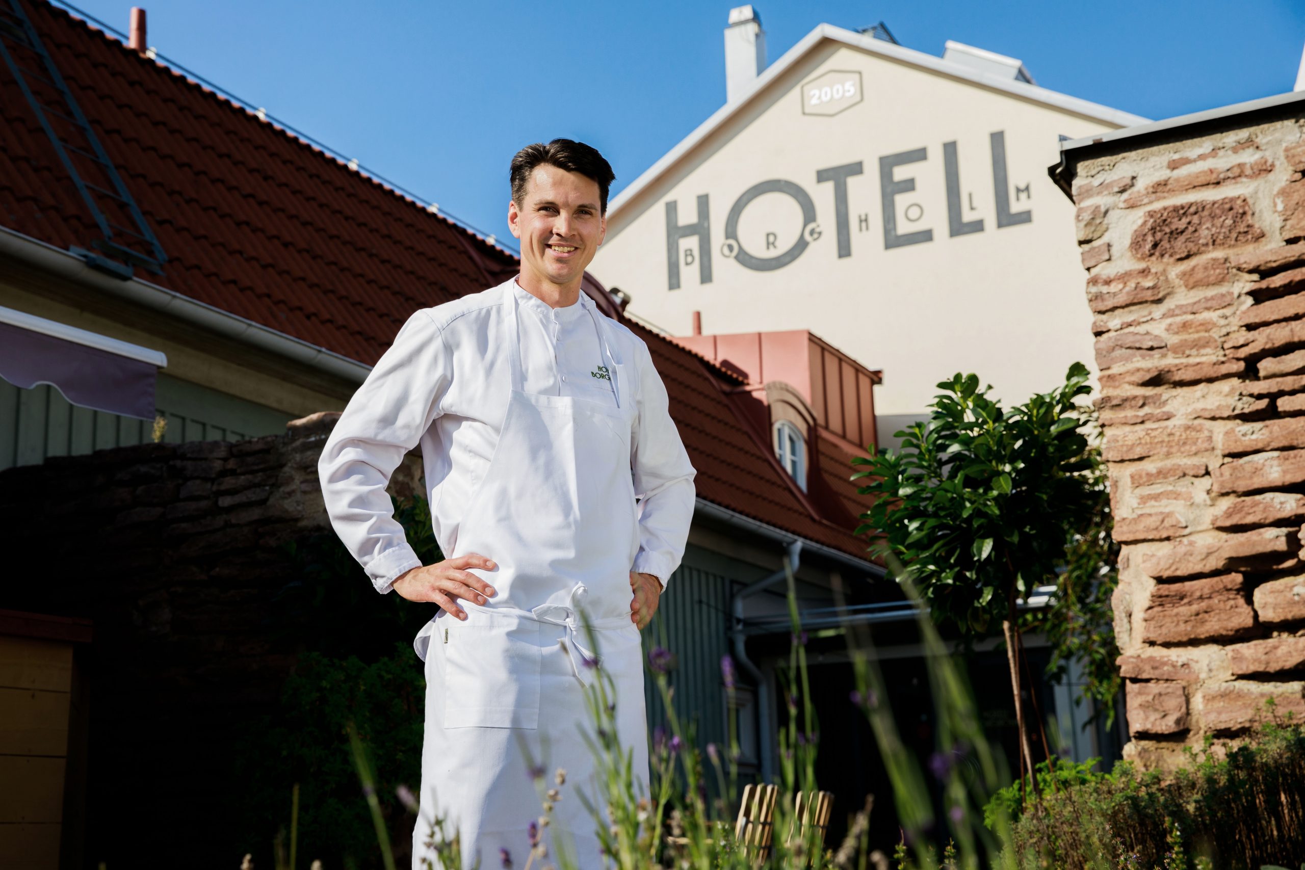 Christofer Johansson framför Hotell Borgholm