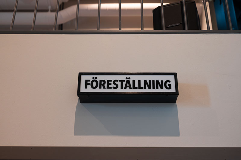 Skylt med texten "Föreställning"