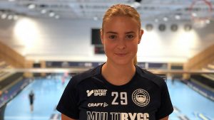 En tjej i innebandytröja