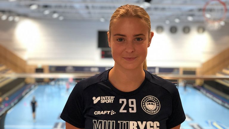 En tjej i innebandytröja