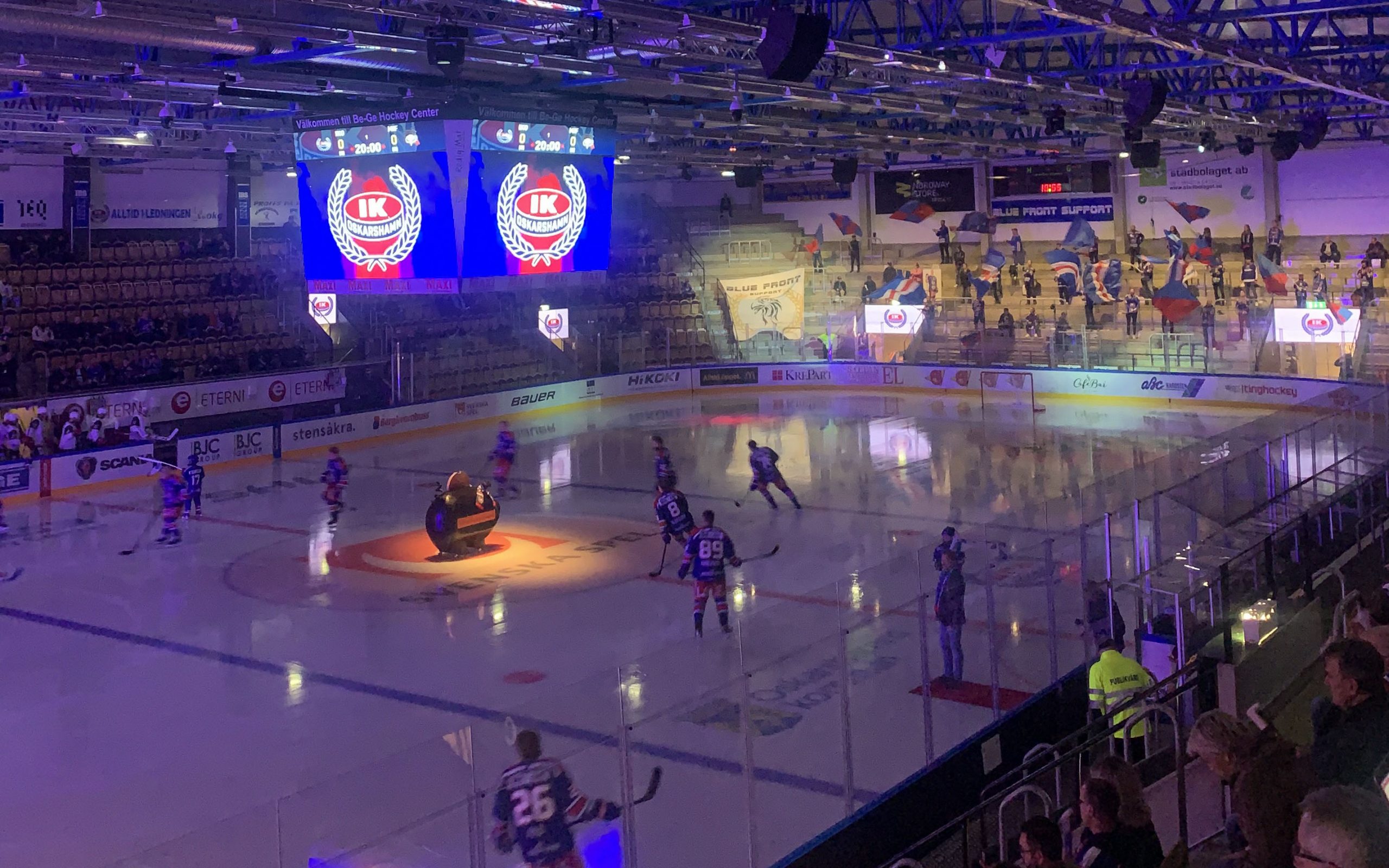 IK Oskarshamn spelarna åker runt på isen i sina blåa matchställ i väntan på nersläpp.