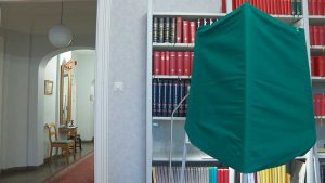 Ett tomt röstbås inför kyrkovalet.