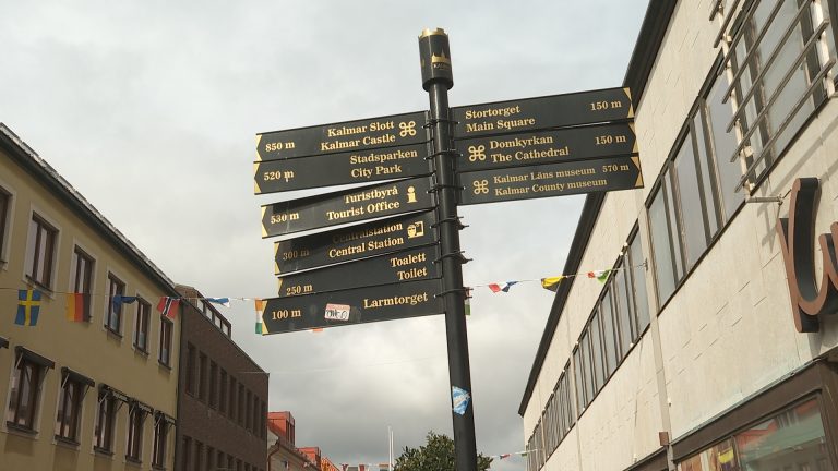 Vägskyltar vid Larmtorget