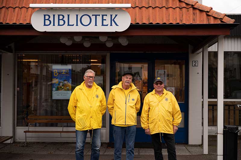 Tre medlemmar i Lions Club Torsås som ska hjälpa till med att arrangera Torsås marknad står framför biblioteket