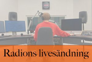 Man sittande vid radiobås med texten "Radions livesändning"