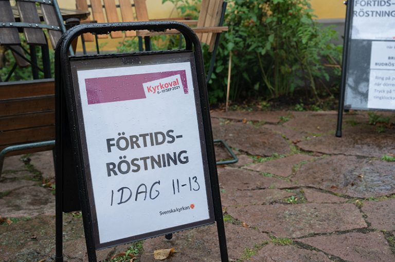 Närbild på skylt där det står "förtidsröstning idag 11-13"