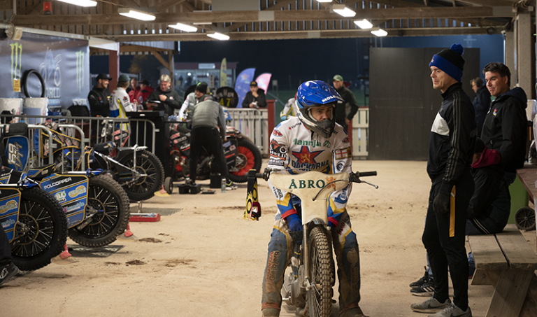 Rasmus Jensen i Dackarna sitter på cyklen i depån och gör sig redo för start