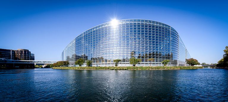 Europaparlamentet i Strasbourg vid vattnet