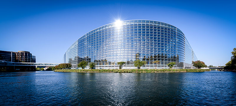 Europaparlamentet i Strasbourg vid vattnet