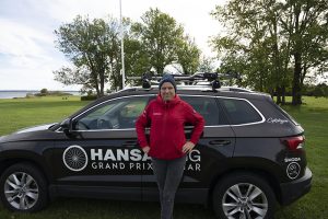 Projektledaren Ulrika Melin Wahlin står framför sin bil.