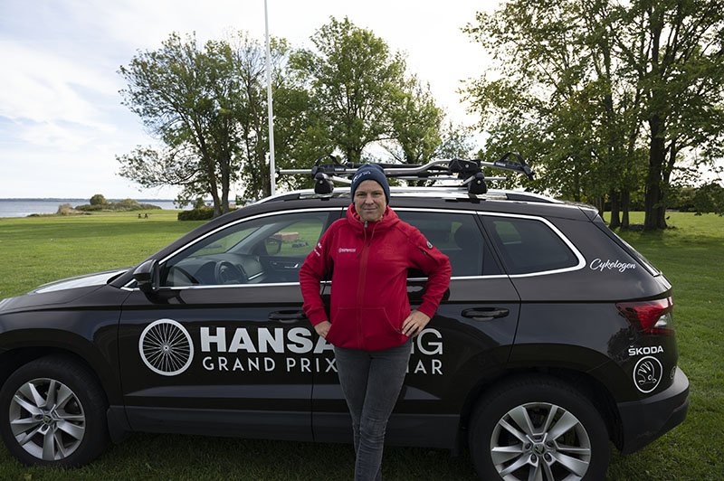 Projektledaren Ulrika Melin Wahlin står framför sin bil.