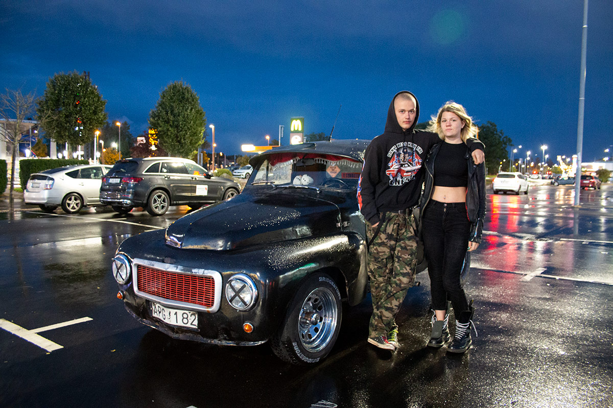 Wilgot Elgmo och Elina Cederquist framför Wilgots A-traktor.