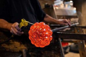 Luftblåsare som blåser luft på glaset.