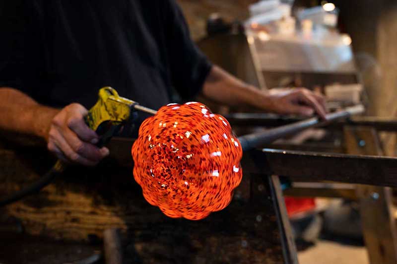 Luftblåsare som blåser luft på glaset.