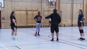 4 basketspelare i en gympahall
