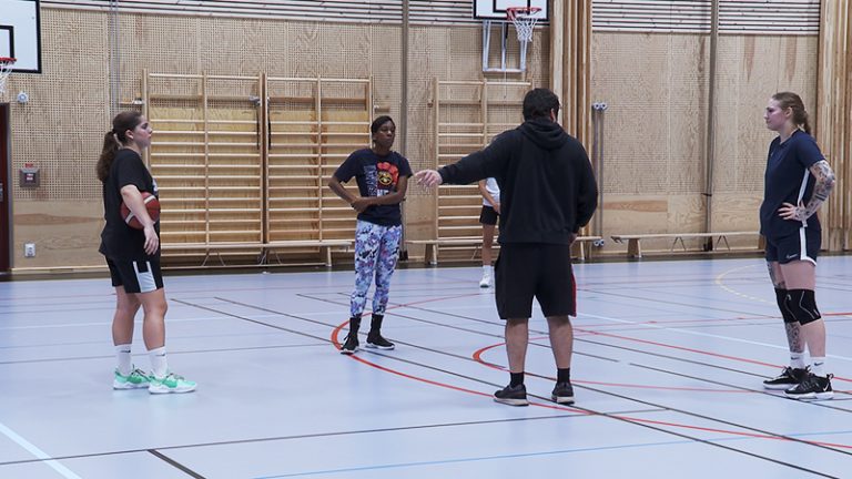 4 basketspelare i en gympahall