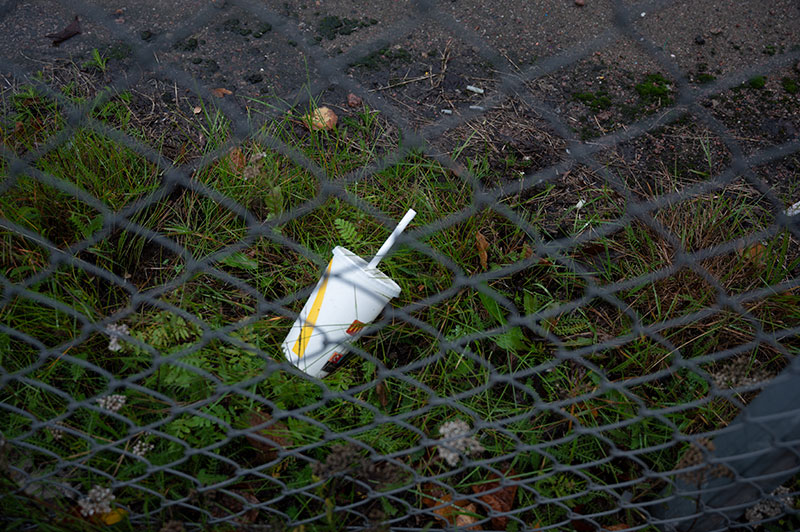 En mugg slängd i naturen