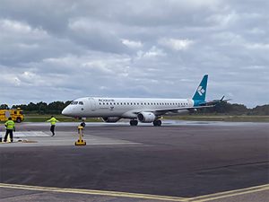 Flygplan på landningsbanan.