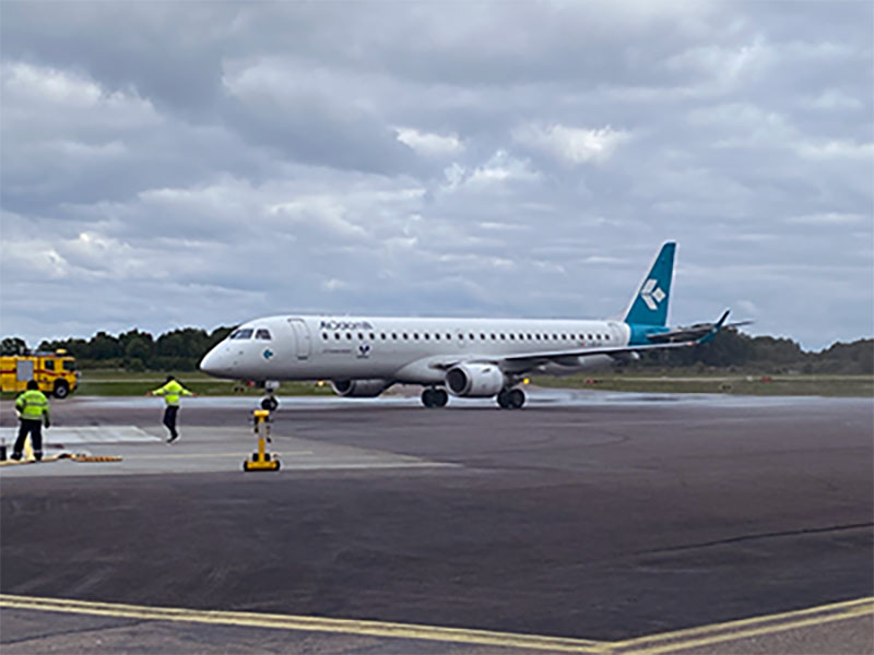 Flygplan på landningsbanan.