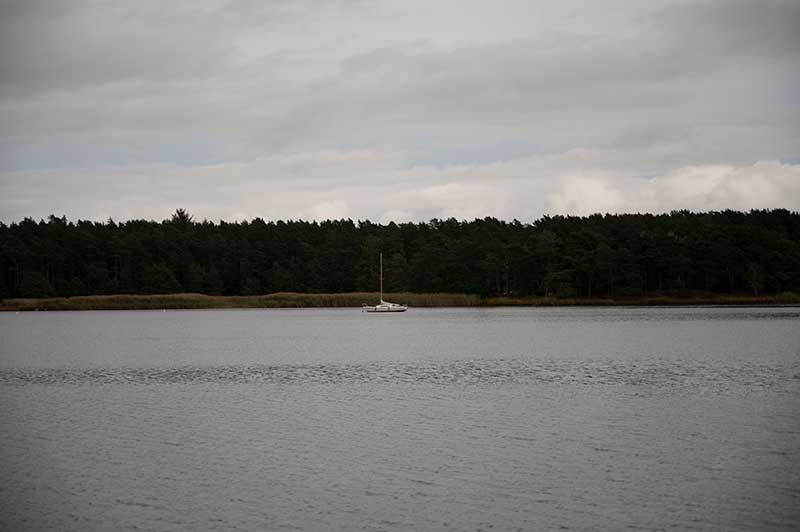 En ensam segelbåt flyter på vattnet