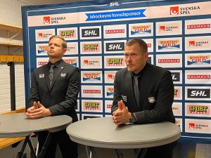 Martin Filander och Joakim Fagervall under presskonferensen.