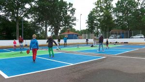 Barn spelar racket på invigningen av rinken i Rockneby.