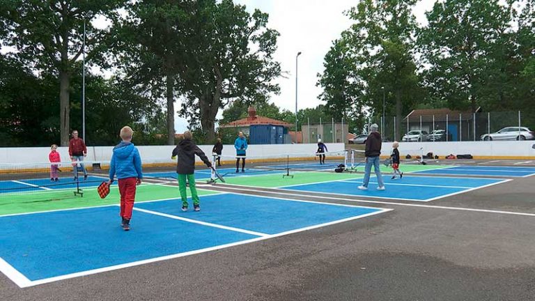 Barn spelar racket på invigningen av rinken i Rockneby.