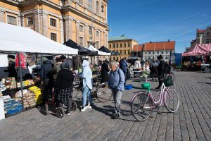 Människor som handlar på Stora Torget i Kalmar