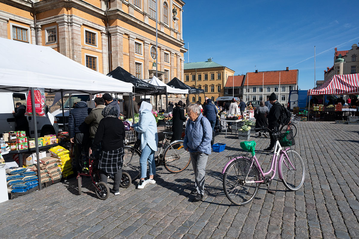 Människor som handlar på Stora Torget i Kalmar