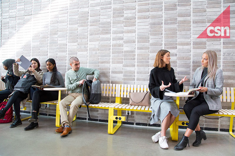 Studenter med CSN-loggan upp i över högra hörnet.