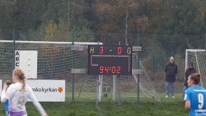 Resultattavla på fotbollsmatch. 3-0 till hemmalaget i 94:e minuten. .