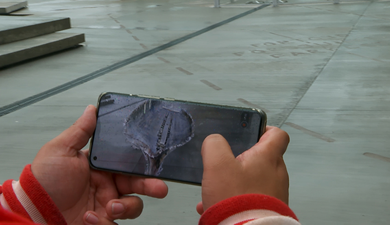 Bild på en mobil som visar skeppet som befinner sig under marken.