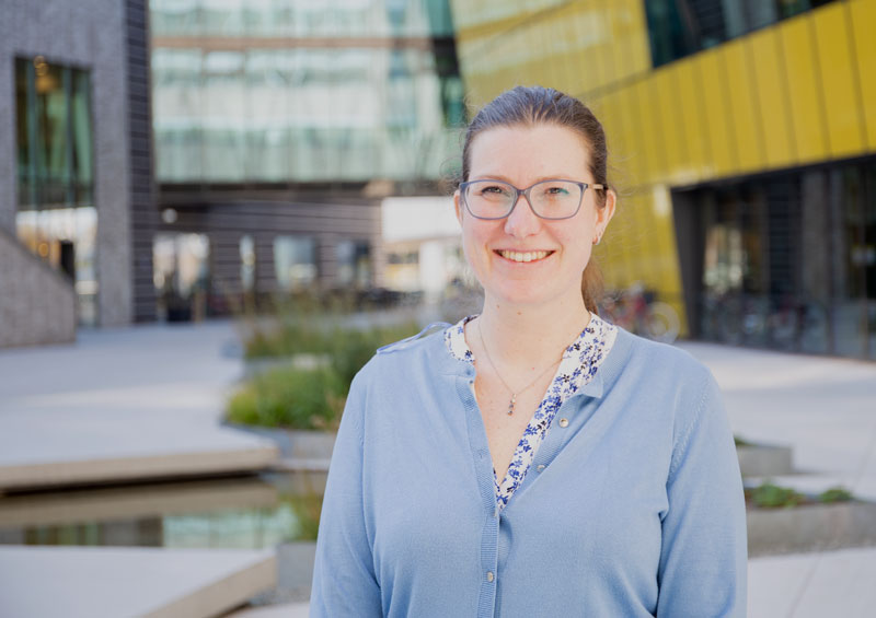 Forskaren Hanna Farnelid framför Linnéuniversitetet