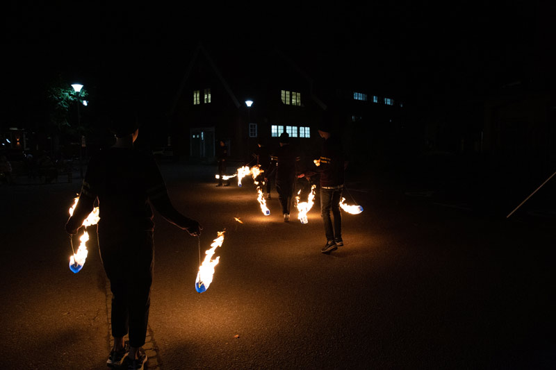 Ungdomar går med eldfacklor.