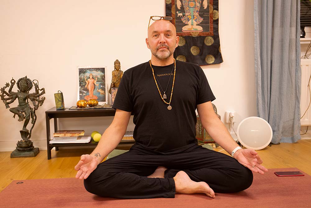 Björn, ägaren av Namayoga som utför yoga.