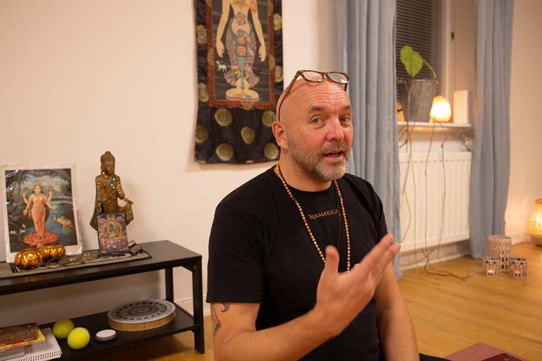 Björn hälsar alla välkomna till dagens yogaklass
