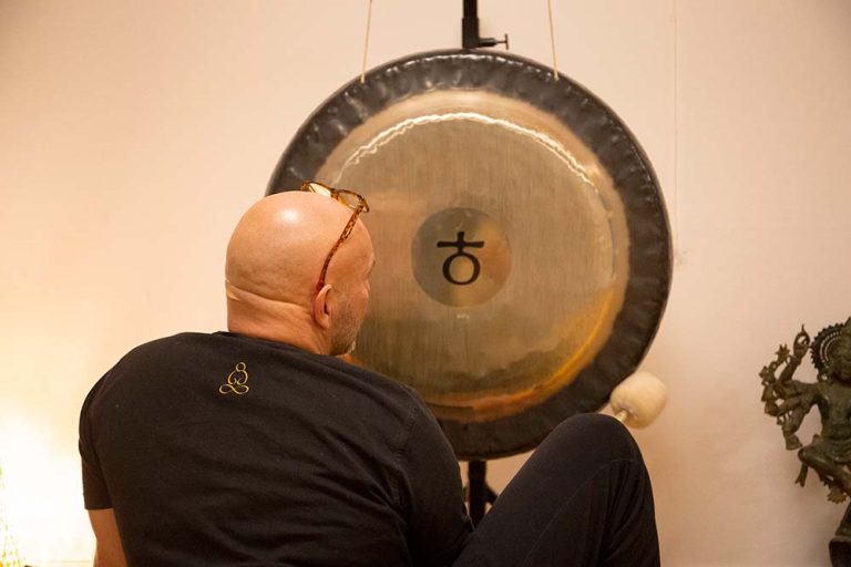 Björn som slår på ett instrument som heter "Gong"