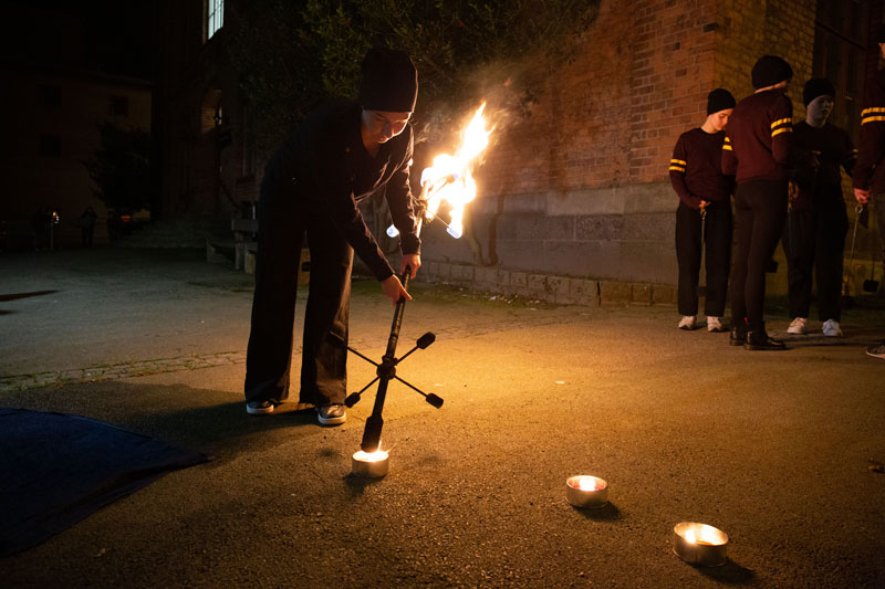 Tjej tänder en fackla genom en marschall.