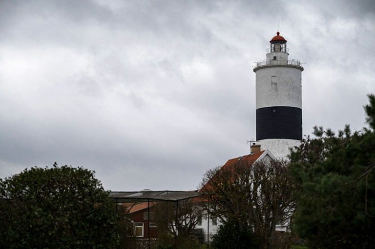 Fyren Långe Jan, omgiven av tunga gråa moln.